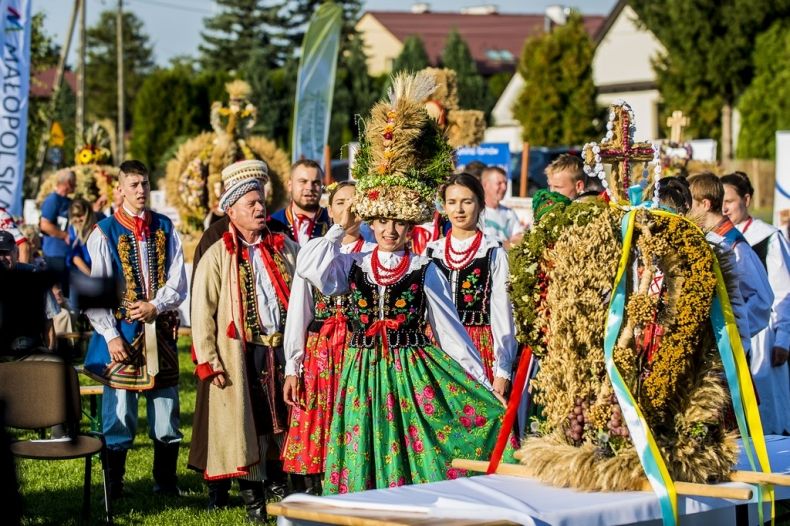 Grupa dożynkowa w tańcu.