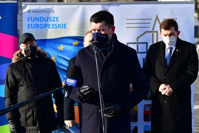 Wicemarszałek województwa małopolskiego Łukasz Smółka podczas konferencji prasowej na rynku w Olkuszu