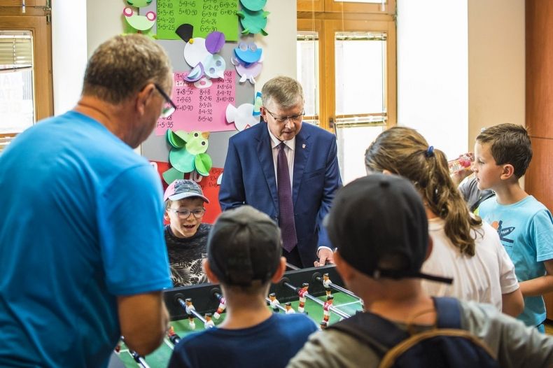 Marszałek Witold Kozłowski podczas wizyty w KCEM w Tarnowie, w towarzystwie dzieci, młodzieży i seniorów