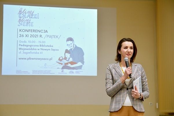 Marta Malec-Lech z zarządu województwa stoi i mówi do mikrofonu.