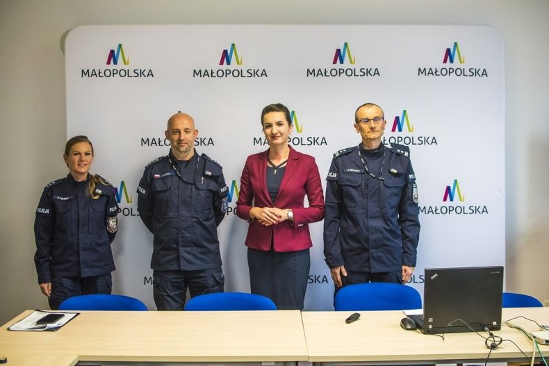Marta Malec-Lech z zarządu województwa stoi wraz z pozostałymi uczestnikami wydarzenia.