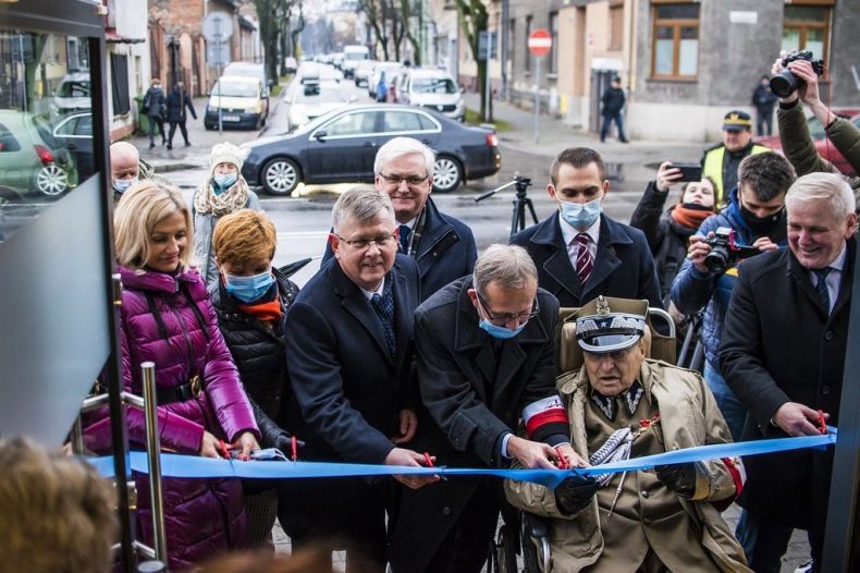 Przecięcie wstęgi przez generała Baszaka i przedstawicieli samorządu.