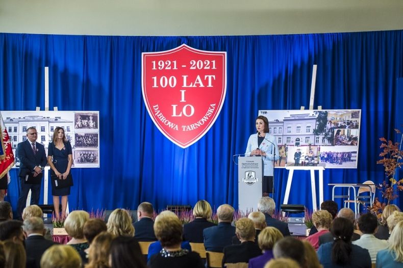 Marta Malec-Lech z zarządu województwa mówi do mikrofonu.