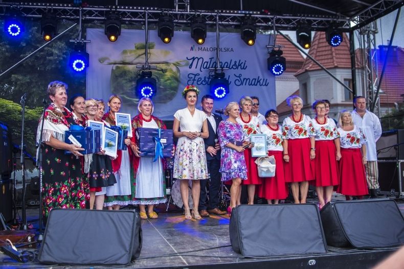Marta Malec-Lech z zarządu województwa stoi na scenie wraz z pozostałymi uczestnikami festiwalu.