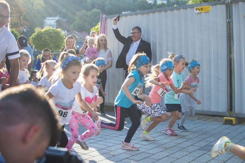 Marszałek Witold Kozłowski inauguruje bieg dzieci.