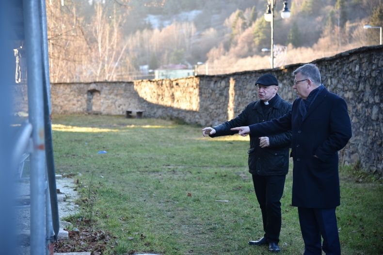 Marszałek Województwa Małopolskiego Witold Kozłowski, ksiądz proboszcz Paweł Stabach. Parafia pw. św. Józefa Oblubieńca NMP w Muszynie, wizyta w trakcie prac renowacyjnych.