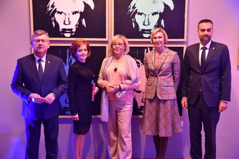 Nowy Sącz MCK Sokół , wystawa Andy Warhol. Marszałek Małopolski Witold Kozłowski, Konsul Generalny Słowacji Tomas Kasaj, radna województwa Marta Mordarska, dyrektor Departamentu Kultury i Dziedzictwa Narodowego UMWM Monika Gubała