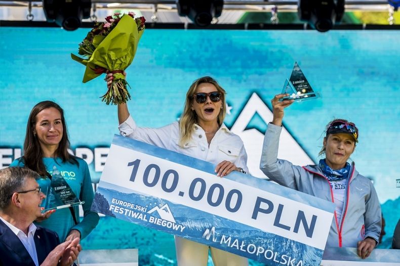 Zwyciężczyni biegu na podium.