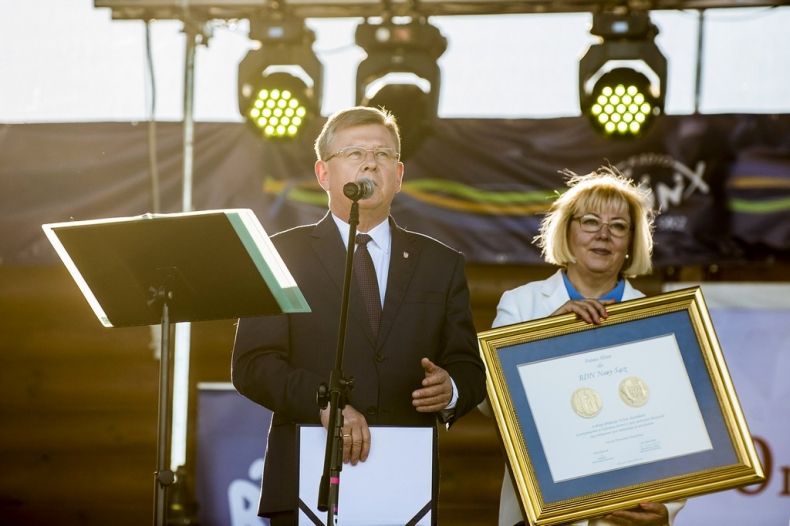 Marszałek Witold Kozłowski i radna Marta Mordarska z odznaczeniem Polonia Minor.