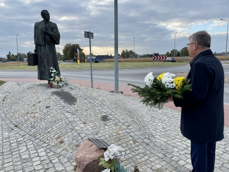 Marszałek składa kwiaty przed pomnikiem Jana Pawła II 