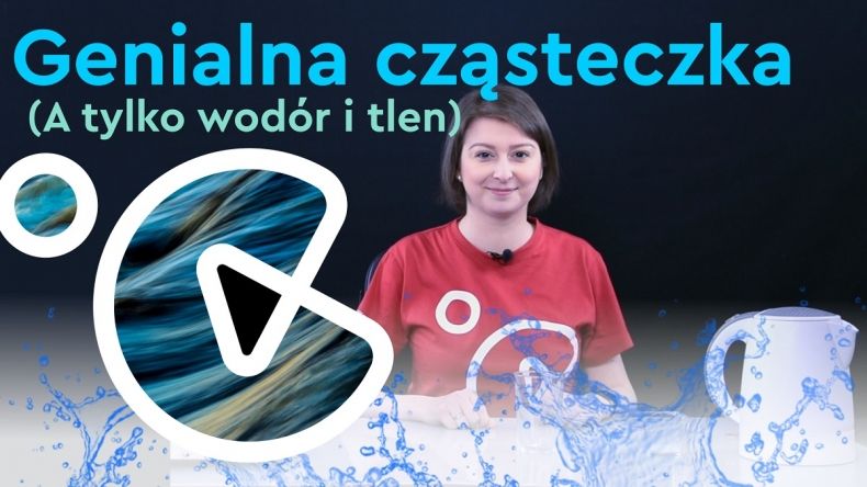 Kadr z jednego z filmów edukacyjnych. Widać uśmiechniętą prowadzącą w studiu, obok niej na stole stoi czajnik, eksperymenty będą związane z wodą.