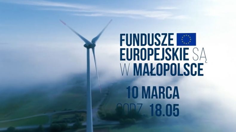 Widok na elektrownię wiatrową na tle nieba i chmur. Po prawej napis o treści Fundusze Europejskie są w Małopolsce, 10 marca godz. 18:05.
