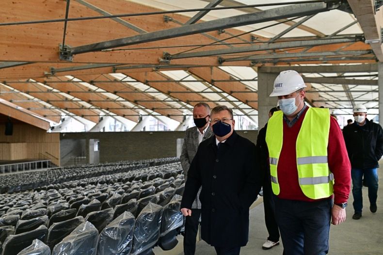 Wnętrza amfiteatru w Parku Strzeleckim w Nowym Sączu wizytuje marszałek Witold Kozłowski, prezydent Ludomir Handzel oraz przedstawiciele wykonawcy