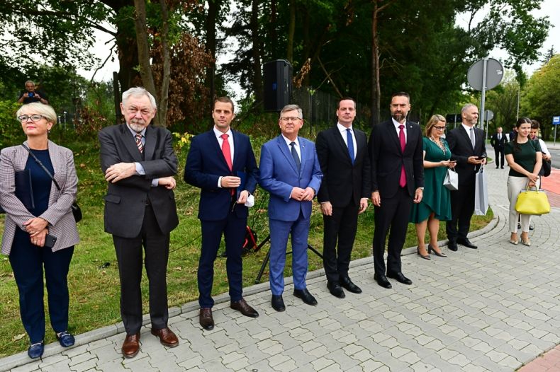 spotkanie marszałka z przedstawicielami Słowacji, stoją na chodniku
