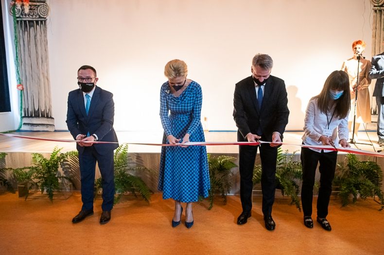 Wicemarszałek Tomasz Urynowicz wraz z Pierwszą Damą RP Agatą Kornhauser-Dudą i innymi uczestnikami wydarzenia przecinają wstęgę.