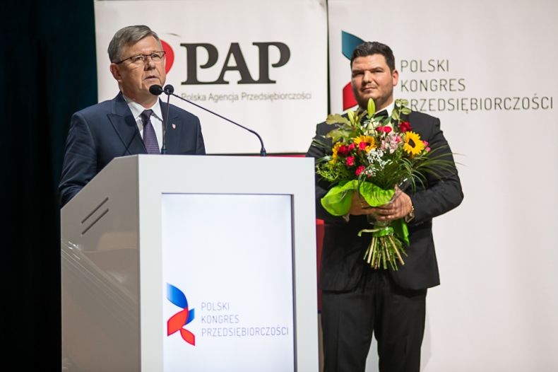prezes Wojciech Pomarański i marszałek Witold Kozłowski przy mównicy