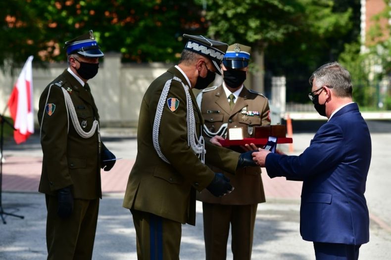 marszałek otrzymuje medale pamiątkowe od generała