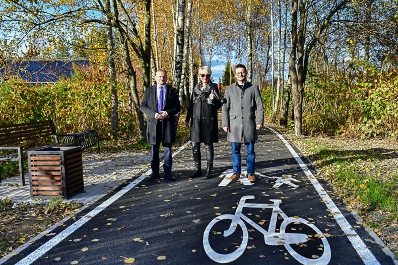 Trzy osoby, w tym Iwona Gibas z zarządu województwa, stoją przy ścieżce rowerowej
