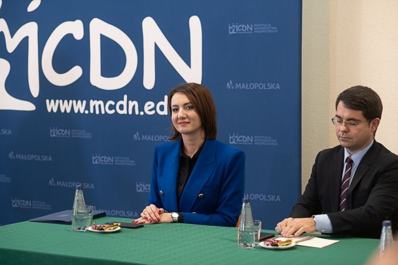 Marta Malec-Lech z zarządu województwa siedzi przy stole, obok siedzi dyrektor MCDN.