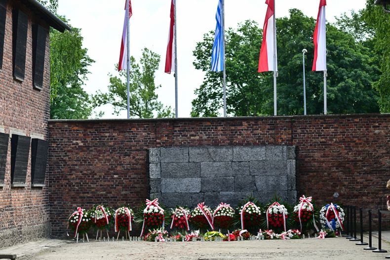 Widok na tablicę pamięci i złożone wiązanki