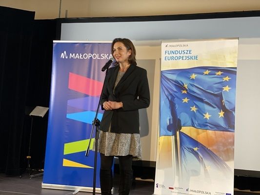 Marta Malec-Lech z zarządu województwa mówi do mikrofonu.