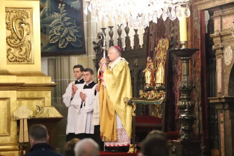 arcybiskup Marek Jędraszewski oraz księża w Katedrze Wawelskiej
