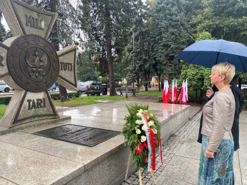 Złożenie kwiatów przed Grobem Nieznanego Żołnierza w Oświęcimiu