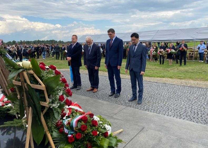 Reprezentanci Województwa Małopolskiego składają pamiątkową wiązankę