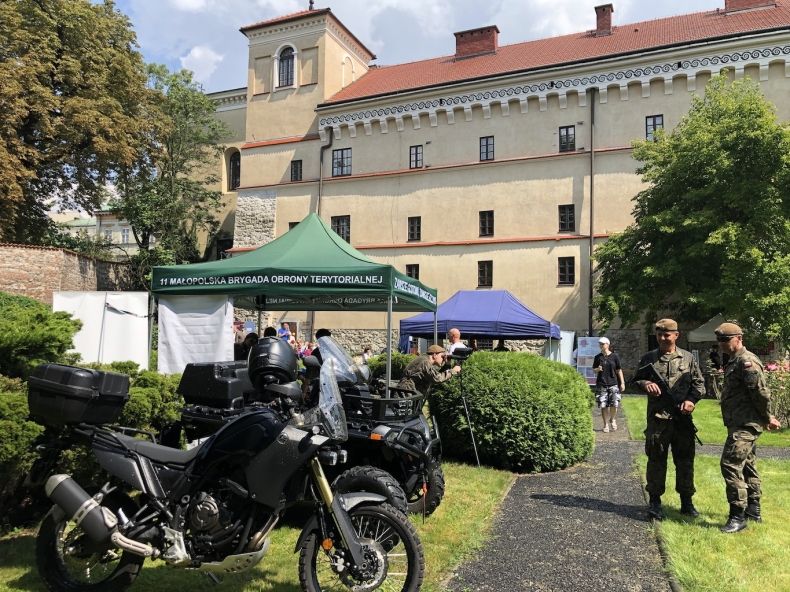 Piknik wojskowy w Muzeum Archeologicznym w Krakowie. Stoisko 11. Małopolskiej Brygady Terytorialnej.