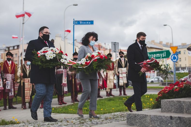 Przed Pomnikiem Niepodległości wiązanki złożyli: senator Wiktor Durlak, starosta gorlicki Maria Gubała i burmistrz Gorlic Rafał Kukla oraz reprezentująca Marszałka Małopolski i regionalny samorząd, radna województwa Jadwiga Wójtowicz