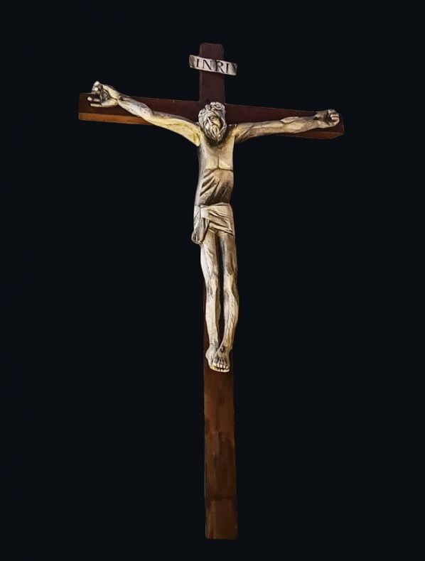 Rzeźba drewniana autorstwa Janusza Krauze, przedstawiająca Chrystusa na krzyżu