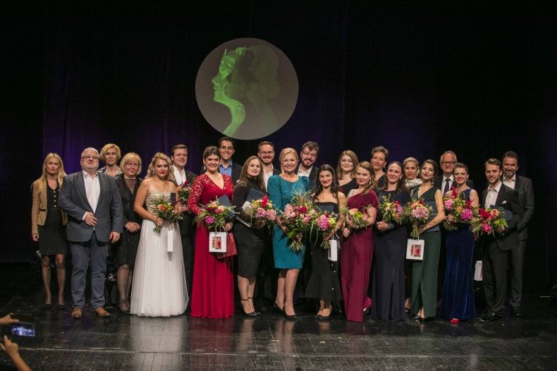 Zdjęcie pamiątkowe Koncertu Laureatów Konkursu Sztuki Wokalnej im. Ady Sari