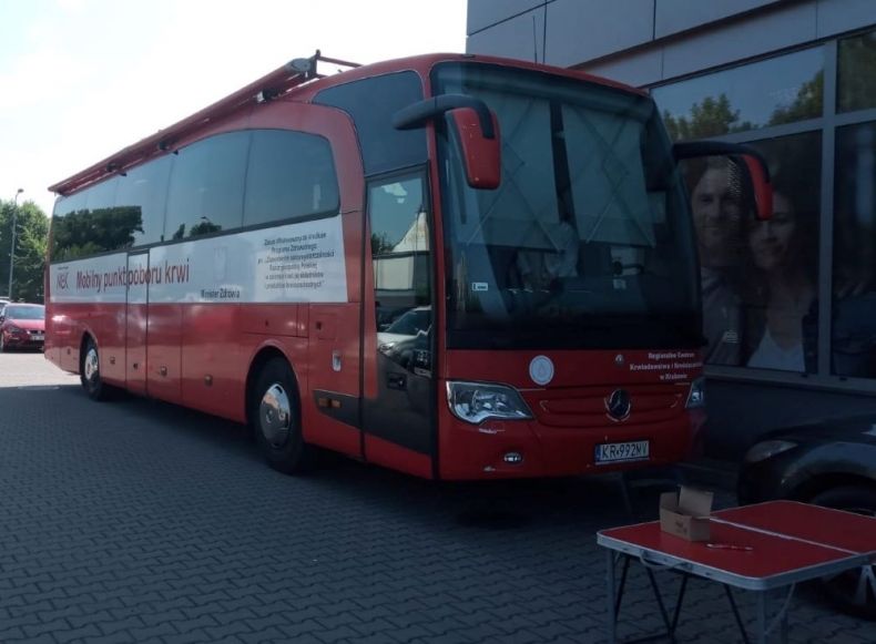 Krwiobus zaparkowany przy urzędzie przy ulicy Wielickiej.