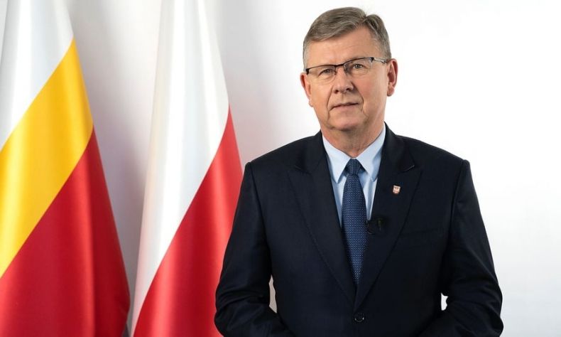 Marszałek Witold Kozłowski. Obok widoczne flagi Polski i Małopolski.