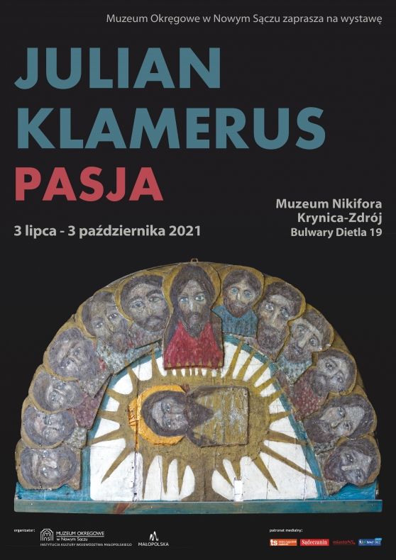 Plakat z informacjami o wystawie oraz praca artysty przedstawiająca popiersie Jezusa i głowy apostołów- tytuł pracy: Ostatnia Wieczerza 