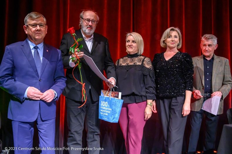 gala Małopolskiej Nagrody Poetyckiej, marszałek Witold Kozłowski wraz z laureatami nagrody