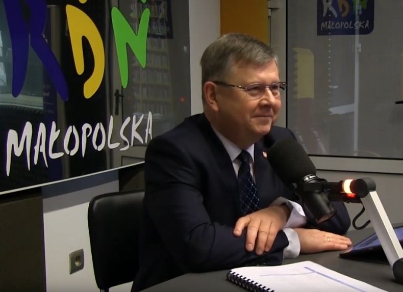 Marszałek Witold Kozłowski siedzi przy mikrofonie w Radio RDN Małopolska.