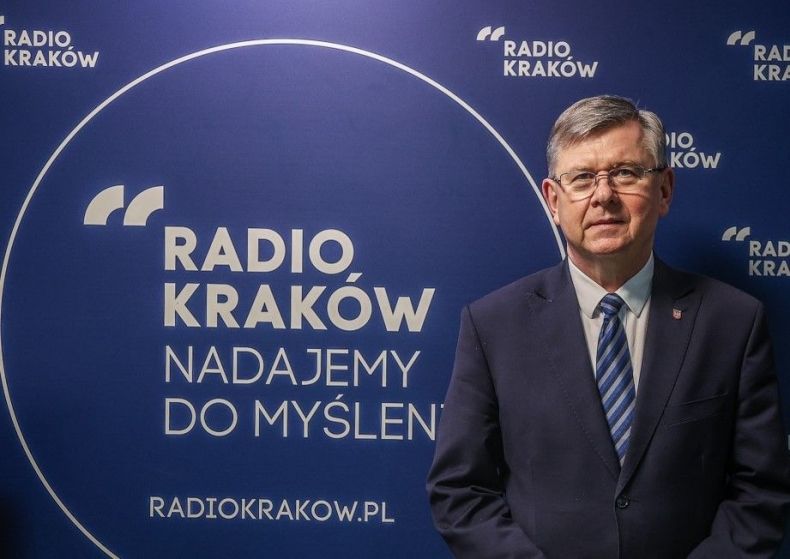 Marszałek Województwa Małopolskiego Witold Kozłowski w trakcie wizyty w Radiu Kraków. W tle ścianka firmowa radia z napisem: Radio Kraków, nadajemy do myślenia