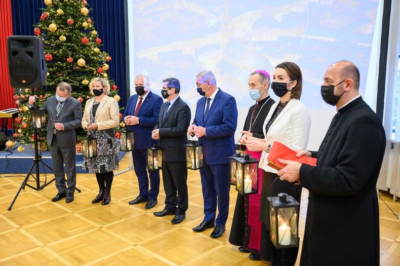 Składanie życzeń przez uczestników wydarzenia
