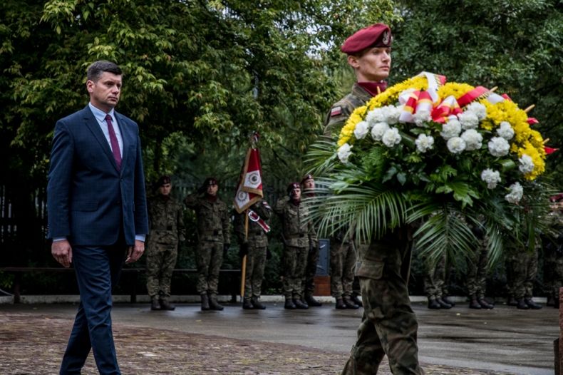 Łukasz Smółka składa wieniec