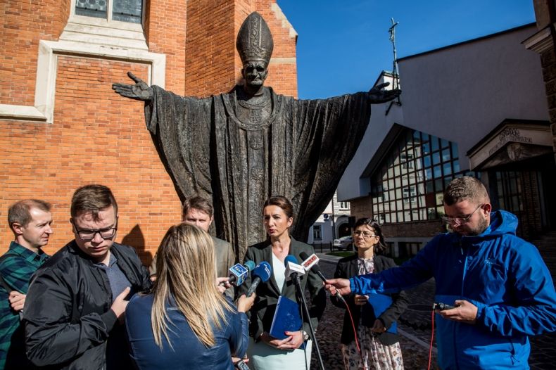 Marta Malec-Lech z zarządu województwa podczas konferencji.