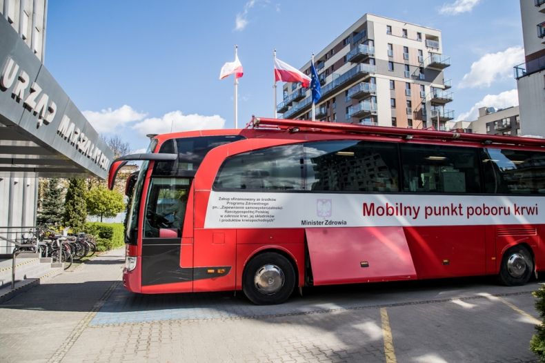 Krwiobus - mobilny punkt poboru krwi - przed budynkiem Urzędu Marszałkowskiego Województwa Małopolskiego przy ul. Racławickiej