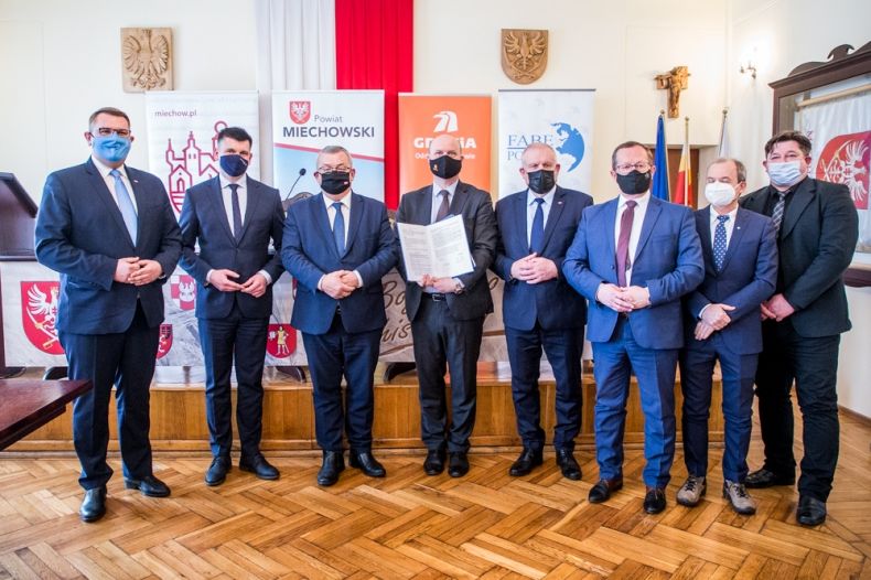 Grupa uczestników spotkania w Starostwie Powiatowym