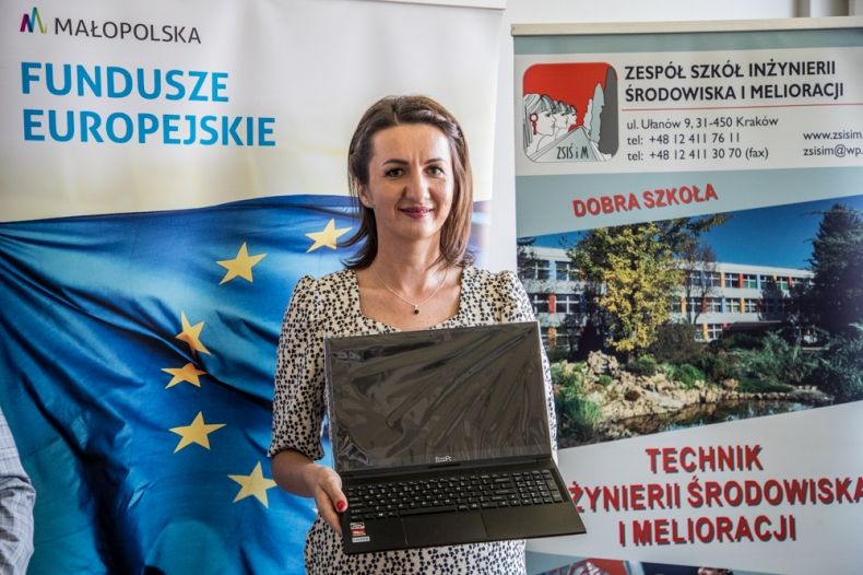 Marta Malec-Lech z zarządu województwa wręcza laptopy