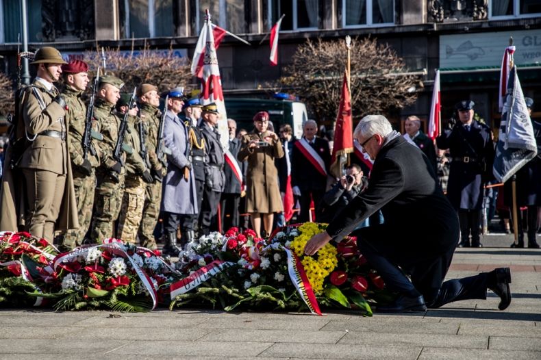 Józef Gawron składa kwiaty