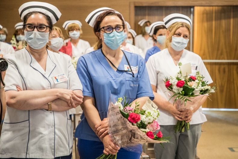 Pielęgniarki podczas uroczystości. W ręce trzymają kwiaty.