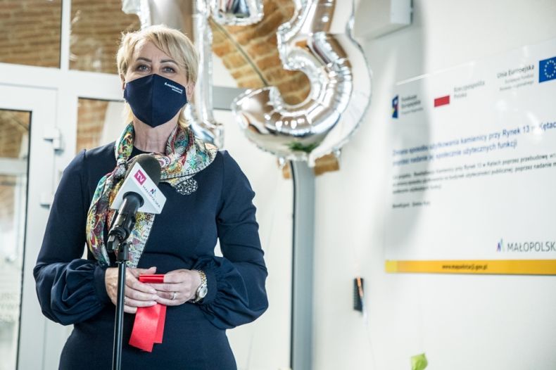 Iwona Gibas z Zarządu Województwa Małopolskiego przemawiająca podczas uroczystego otwarcia Miejsca Aktywności Mieszkańców Rynek 13 w Kętach