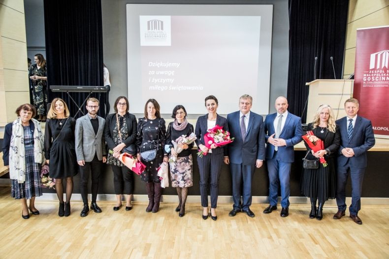 Marta Malec-Lech z zarządu województwa stoi z pozostałymi uczestnikami wydarzenia.