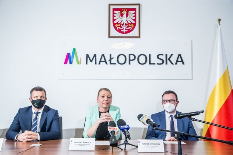 W wydarzeniu wzięli udział wicemarszałek Tomasz Urynowicz, p.o. Głównego Inspektora Nadzoru Budowlanego Dorota Cabańska i wójt gminy Wielka Wieś Krzysztof Wołos