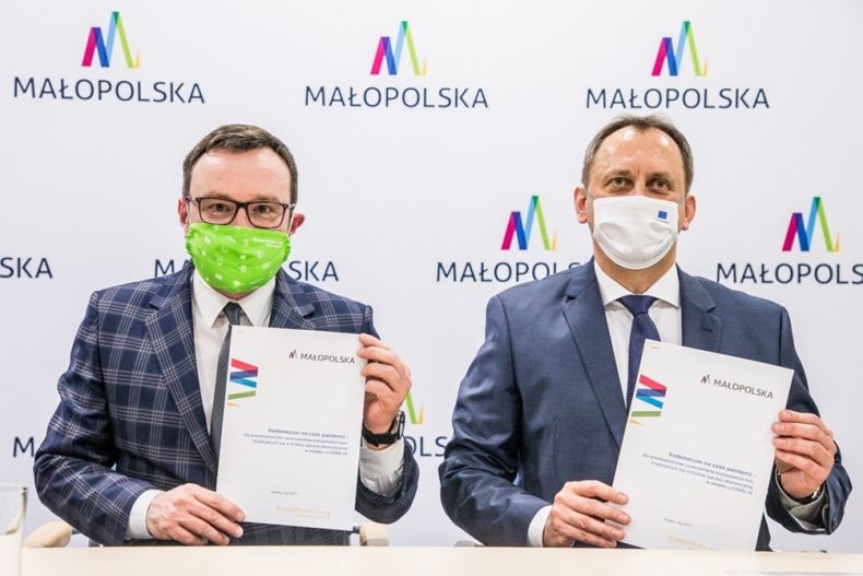 Wicemarszałek Tomasz Urynowicz oraz dyrektor Małopolskiego Centrum Przedsiębiorczości Rafał Solecki prezentują Vademecum na czas pandemii